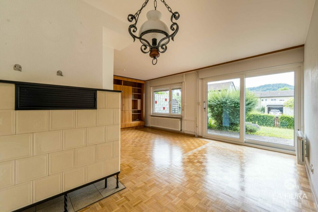 Wohnzimmer mit Kachelofen