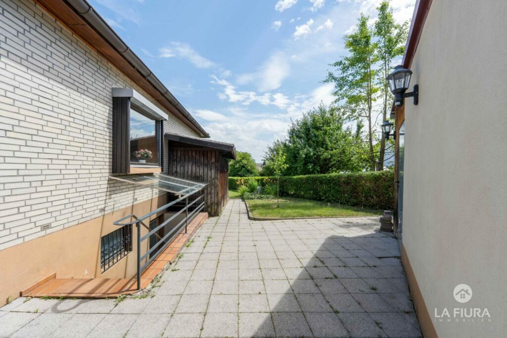 Westseite mit Kellerabgang