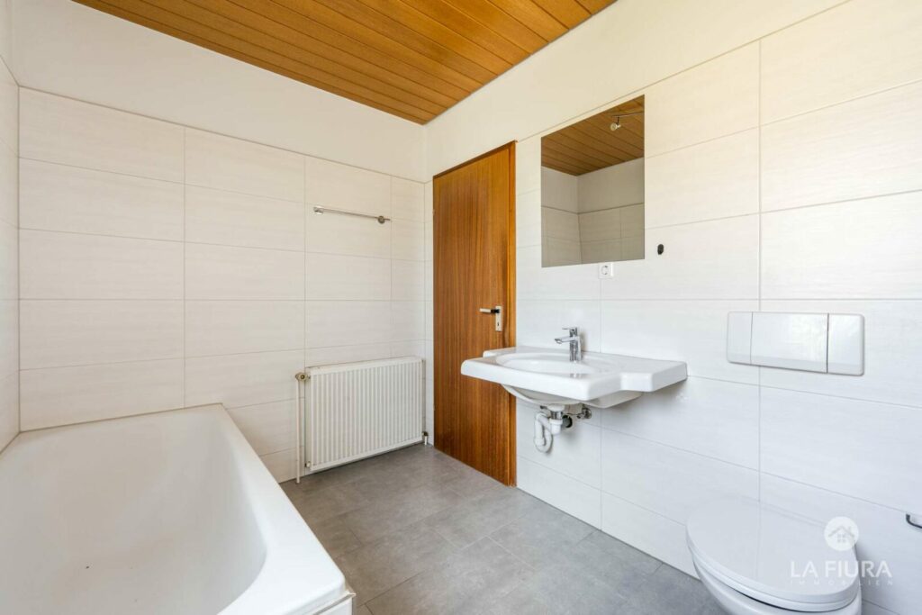 Bad mit Wanne, Dusche, Fenster