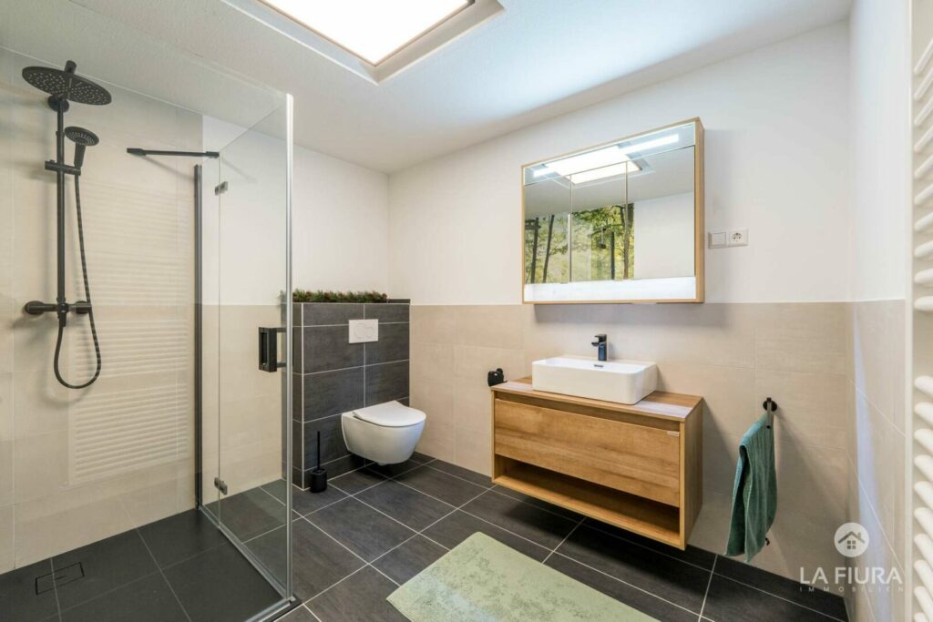 Bad mit großer Dusche