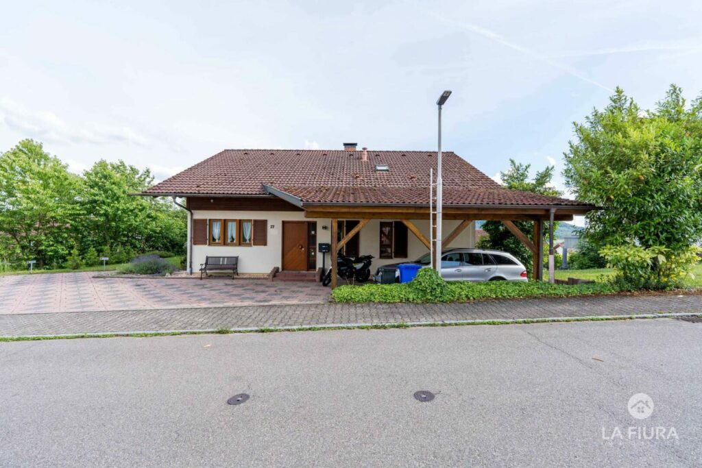 Nordseite mit Eingang und Carport