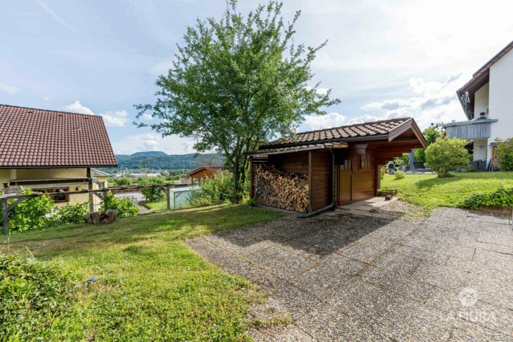 Garten mit Sitzplatz und Hütte