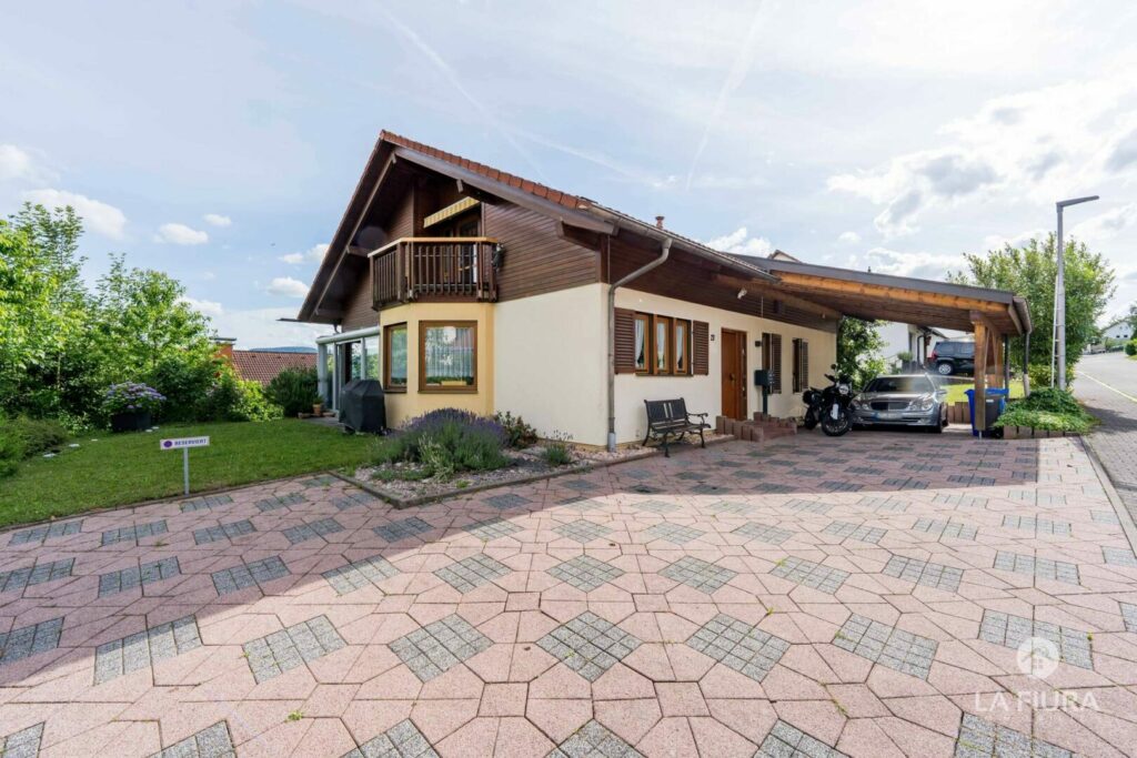 Nordseite, Hof mit Stellplätzen