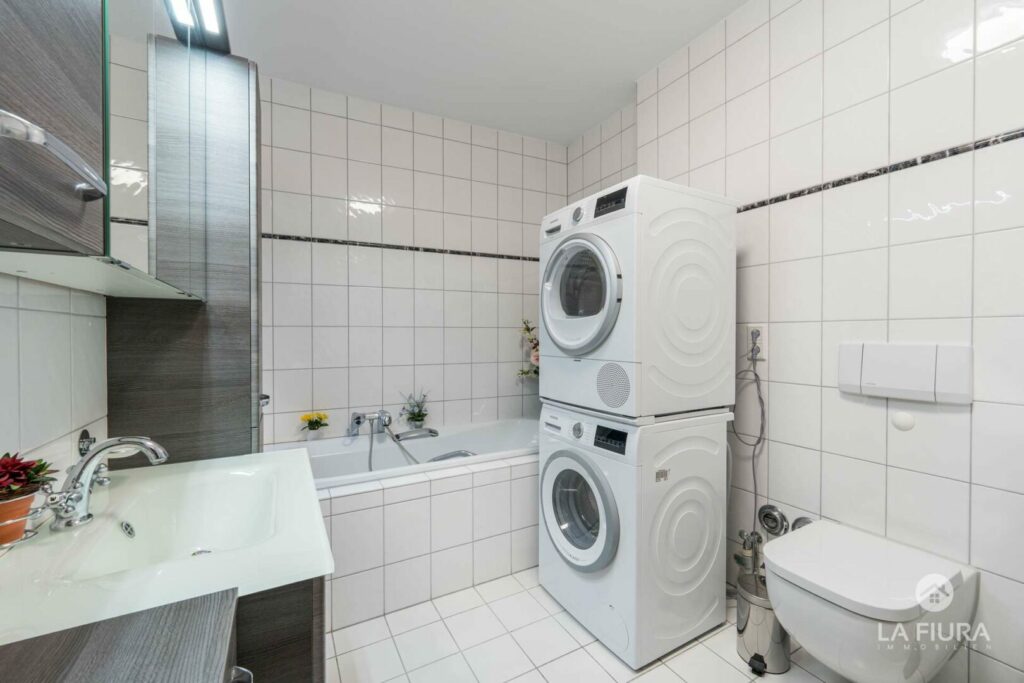 Hauptbad mit Dusche u. Wanne
