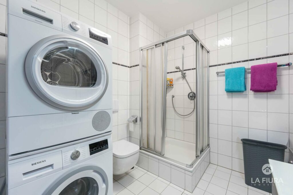 Hauptbad mit Dusche u. Wanne