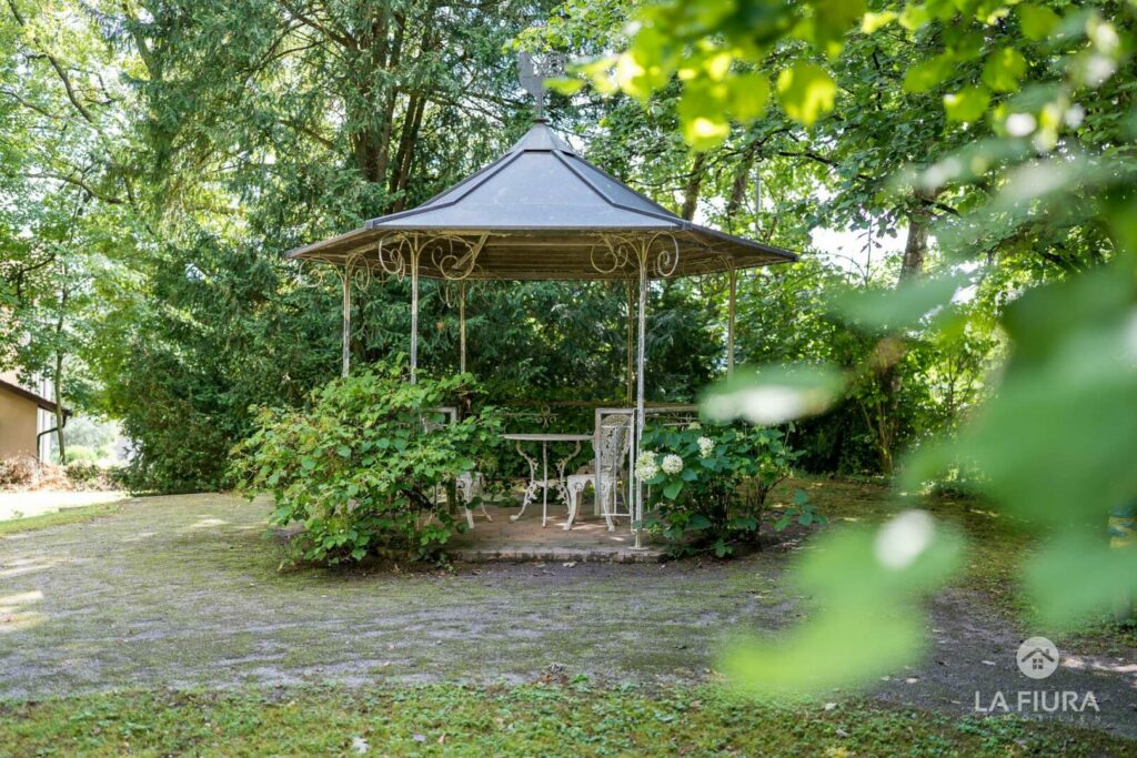 Pergola im Park