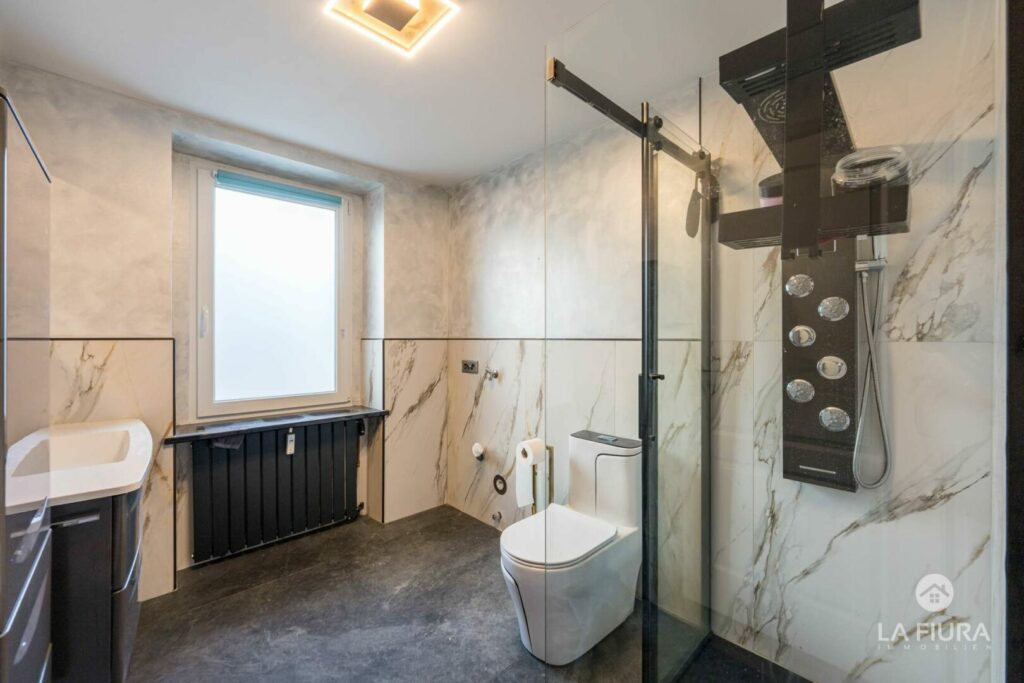 Tageslichtbad mit Dusche
