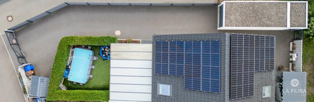 Dach mit PV-Anlage