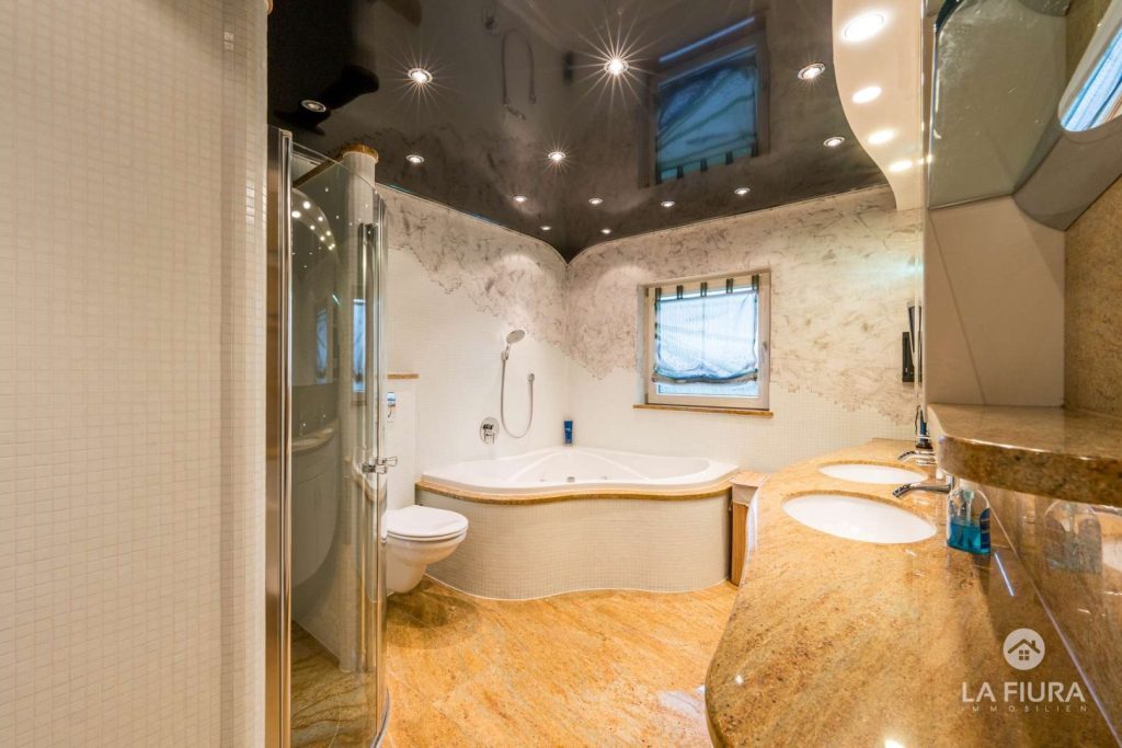 Hauptbad mit Wanne