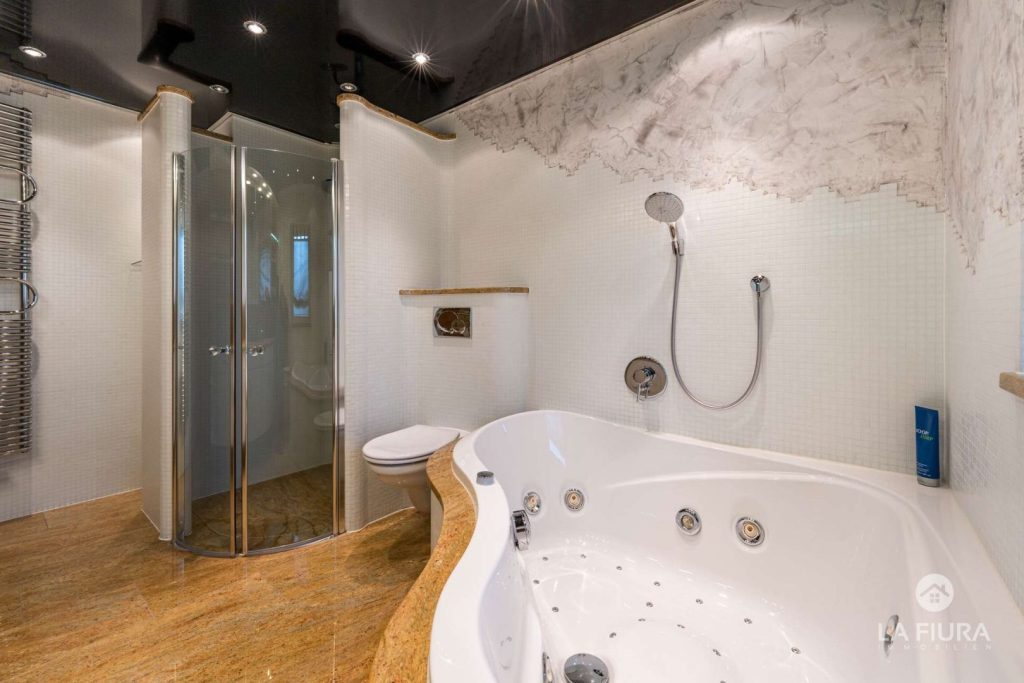Hauptbad mit Wanne