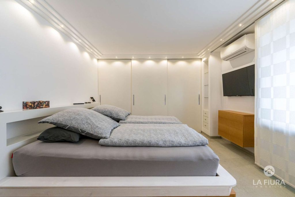 Schlafzimmer mit Einbauschrank
