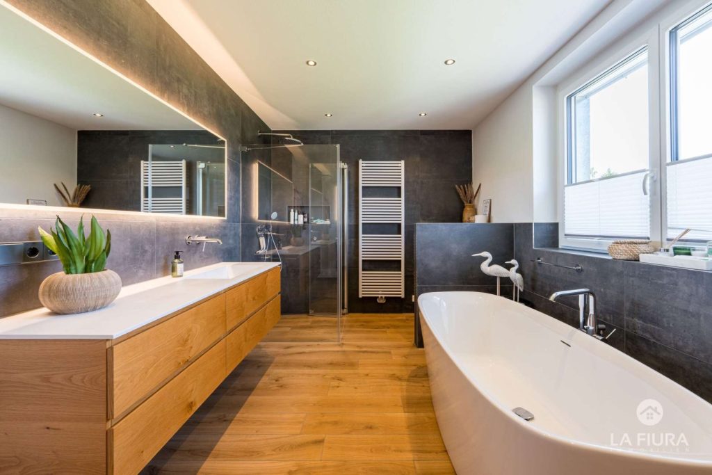 Bad mit Wanne u. Dusche