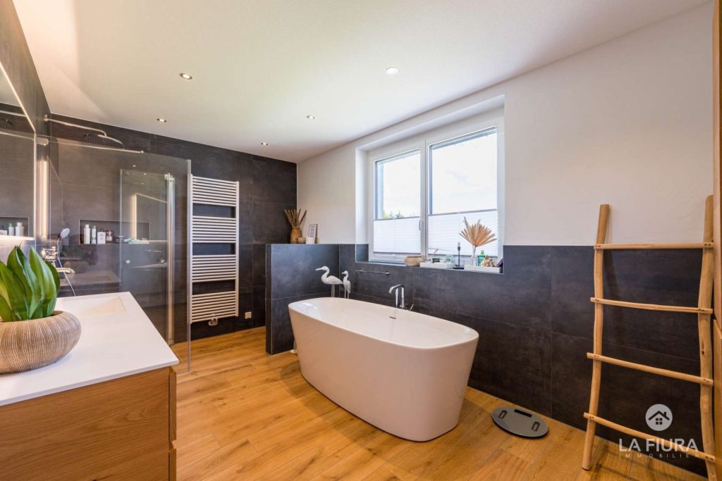Bad mit Wanne u. Dusche